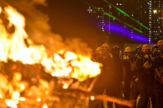 在大埔，有示威者焚燒雜物。