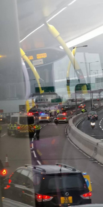 受事件影響，警方封鎖行車線調查。網民Alan Chan‎/ fb群組「香港交通突發報料區」