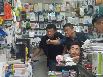 警方到旺角、油麻地一带的店铺蒐证。