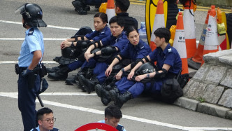 部分警员坐地上休息。