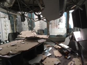 网上流传海滨广场办公室的灾后图片。资料图片