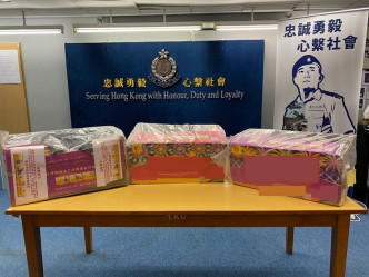 警方在行动中检获多盒烟花。图:警方提供