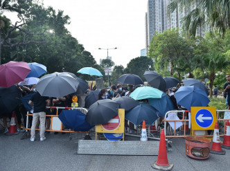 警方在上水广场附近行人天桥及地面，与示威者发生冲突。