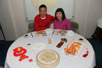 拍拖开餐

两公婆食贺年菜庆祝情人节，祥仔最爱食笼仔蒸象拔蚌，夹住肠粉一齐食好特式，而且象拔蚌够脆嫩一啲都唔韧。