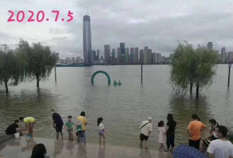 網民為顯示洪水水位，紀錄「一家三口」被水淹沒。 微博圖
