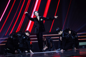 成员泰民表演歌曲《IDEA》。