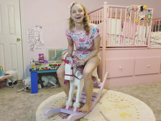 Paigey订制了一些成人的婴儿家具，包括BB牀及高脚椅等。网图