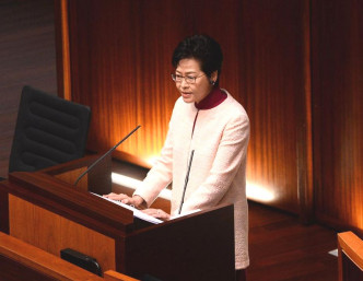 林郑月娥表示，新一份《施政报告》以「坚定前行，燃点希望」为题。