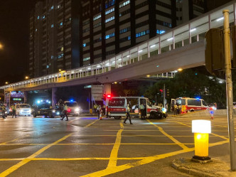 一辆的士与警车发生相撞。fb「香港突发事故报料区」Dennis Leung图片