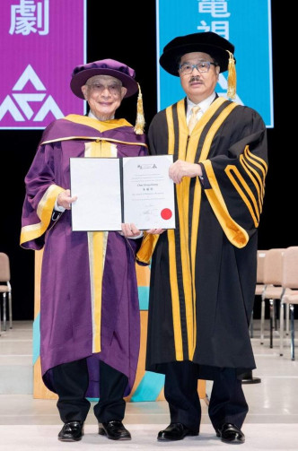 演艺学院校董会主席周振基博士（左）代表院方授衔与朱庆祥大师。
