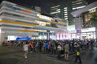 东荟城露天广场采样站昨晚排队情况。