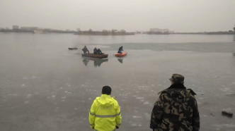 救援人员搜救堕湖男子。网上图片