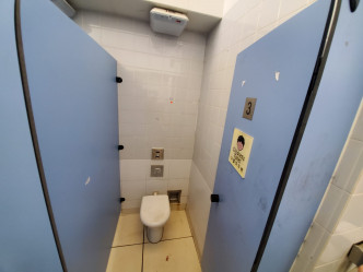 警員在公廁廁格內發現濺出的血跡，懷疑有人曾在廁格內自殘。