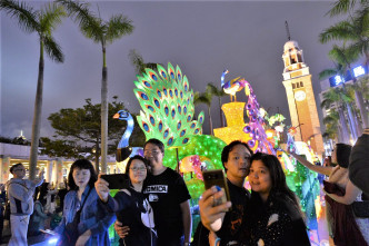 有市民到文化中心露天廣場欣賞綵燈裝飾。