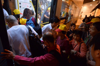 巴士公司已加開直接由東涌地鐵站開出的班次，以疏導人潮。