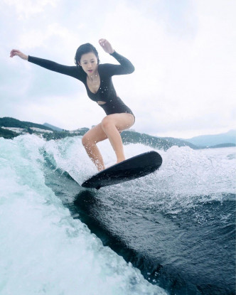 低調情侶嘅共同興趣就係玩Wakesurf。