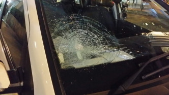 私家車的擋風玻璃被撞至破裂。