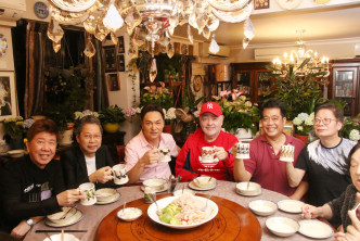 预祝成功

(左起)尹光、张国林、Aman、男助手等齐举杯预祝Donald演出成功及身体健康。