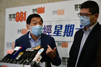 范鴻齡（左）指醫管局屬公營機構，一舉一動都受社會監督。