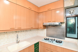 廚房設備齊全，如煮食爐、抽油煙機及廚櫃等。