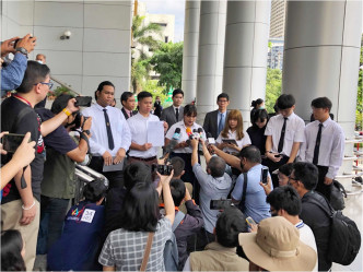 6名大学生到曼谷法院入禀申请撤销紧急法。AP图片