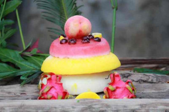 水果砌成的三層冰蛋糕。
