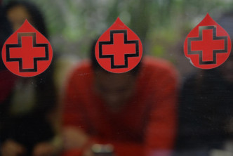不少市民响应红十字会呼吁踊跃前往捐血，多个捐血站均大排长龙。