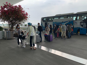 湖北港人乘坐政府专车抵达武汉机场。