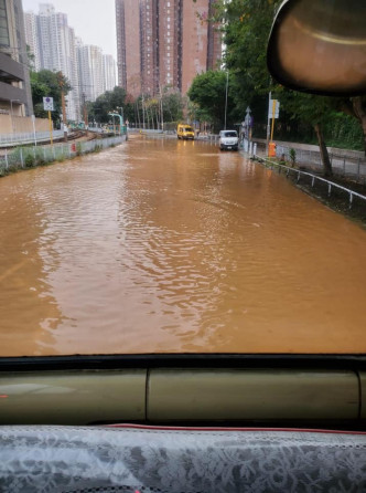 麒麟站附近有水管爆裂。香港突發事故報料區fb圖片 網民Ping Pak攝