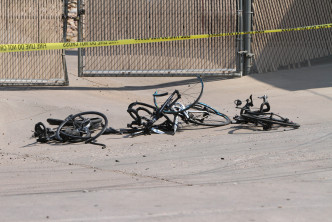 现场事后留下单车残骸，以及车手的鞋及头盔等。AP图片