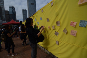 有參加者用黃色紙摺成頭盔，亦有人寫便條，聲援反修例運動中被捕人士。