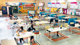 元朗信義中學會暫時關閉小食部，並於溫習及必要時，在學生的食飯位置加上隔板。
　　