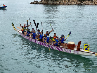 香港游艇会的龙舟健儿在铜杯的青少年混合组荣获第三名。相片由香港游艇会提供
