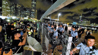 警方将示威者推出铁丝网范围外。