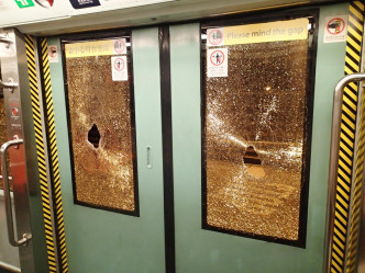一辆双卡轻铁于天恒站被人击毁玻璃窗。港铁提供
