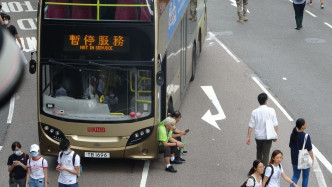 巴士被迫暂停行驶。资料图片