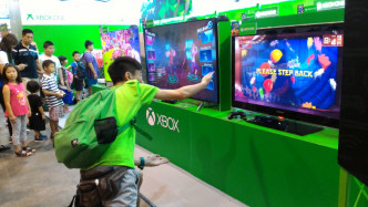 市民試玩首現香港的Xbox One X遊戲主機。