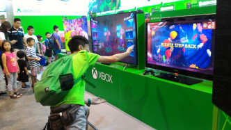 市民试玩首现香港的Xbox One X游戏主机。