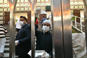清真寺工作人員佩戴口罩。