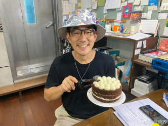 小齊又切蛋糕慶祝。