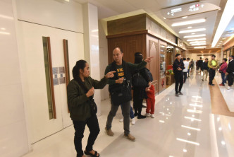 警員帶外傭到荃灣綠楊新邨商場調查。