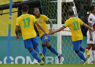 巴西同日世盃外以2：0小勝秘魯。 AP
