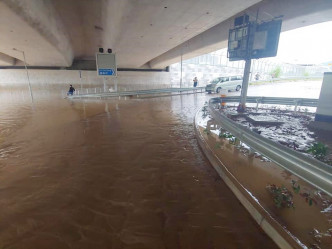 香园围公路莲麻坑出口马路被黄泥水淹浸。网民Ah YÜ图片