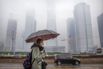 北京民众外出都佩戴口罩。AP图片