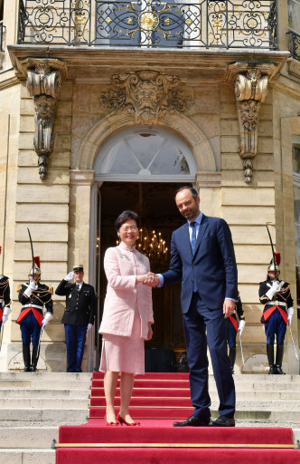 林鄭月娥（左）與法國總理菲利普會面。
