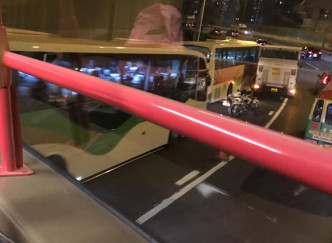 龍翔道有旅遊巴追撞。 香港交通突發報料區