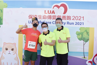 （左起）方绍聪、汉阳和李霖恩一齐出席慈善跑。