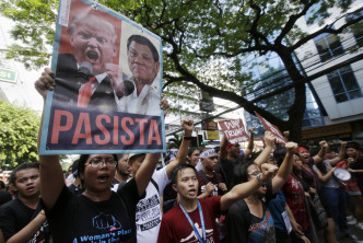 约数百名示威者在美国驻马尼拉大使馆附近示威。