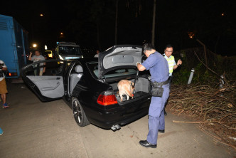 警犬到场协助调查。