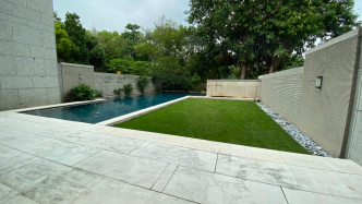 大屋附设3486方尺花园， 并有私人泳池。